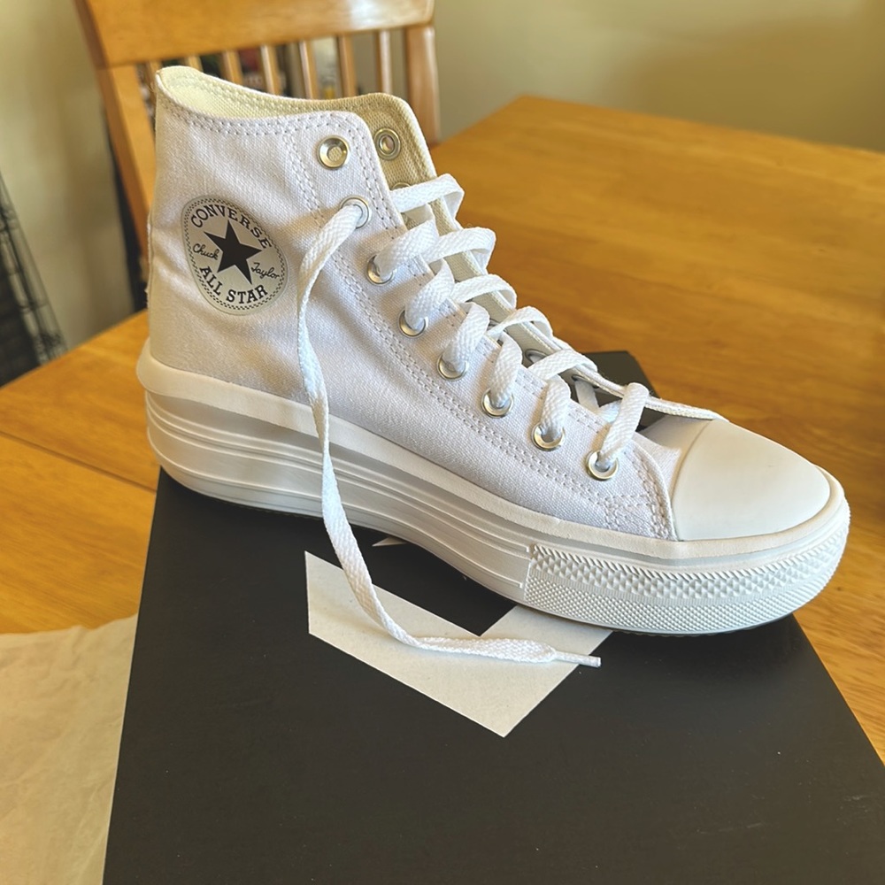 Womens size 9 Converse Platforms in white. Brand new with 📦.